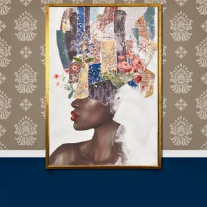 Peut inclure: Un portrait abstrait coloré d'une femme sur fond blanc. Le visage de la femme est visible et ses cheveux sont recouverts d'un collage de papier à motifs colorés et de fleurs.