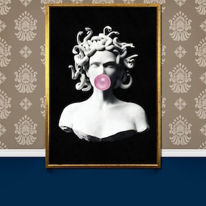 Puede incluir: Una imagen en blanco y negro de un busto de m&aacute;rmol de Medusa con serpientes como cabello. Medusa est&aacute; soplando una burbuja rosa.