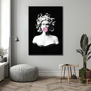 Puede incluir: Una impresi&oacute;n en blanco y negro de un busto de mujer con serpientes como cabello. La mujer est&aacute; soplando una burbuja rosa.