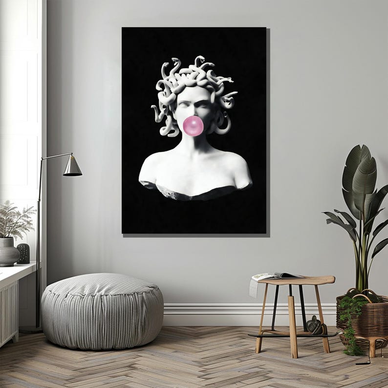 Puede incluir: Una impresi&oacute;n en blanco y negro de un busto de mujer con serpientes como cabello. La mujer est&aacute; soplando una burbuja rosa.