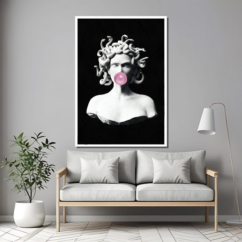 Puede incluir: Una imagen en blanco y negro de un busto de Medusa con serpientes como cabello, soplando una burbuja rosa. El busto est&aacute; sobre un fondo negro.