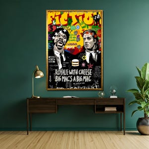 Puede incluir: Un p&oacute;ster colorido y gr&aacute;fico con dos hombres en trajes negros con el texto "FICTION" en amarillo y "ROYALE WITH CHEESE BIG MAC'S A BIG MAC" en negro.