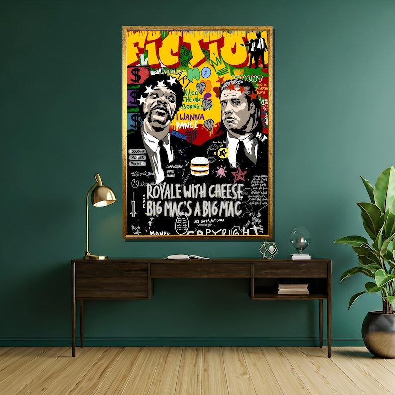 Puede incluir: Un p&oacute;ster colorido y gr&aacute;fico con dos hombres en trajes negros con el texto "FICTION" en amarillo y "ROYALE WITH CHEESE BIG MAC'S A BIG MAC" en negro.