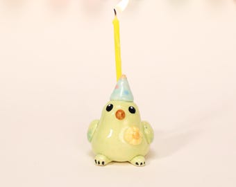 Mignon oiseau Chibi pour gâteau en céramique bougeoir peint à la main vert bleu chapeau de fête ornement d'anniversaire enfants premier anniversaire décor
