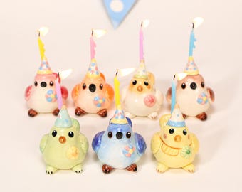 Oiseau potelé en céramique pour gâteau, chapeau de fête, bougeoir, décoration d'anniversaire kawaii, choix de la couleur, figurine en poterie faite main, coffret cadeau