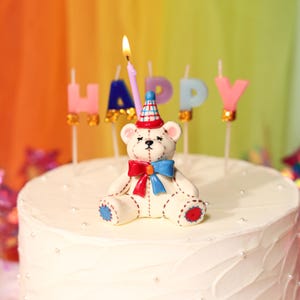 Adorno para pastel de osito de peluche de circo con vela a cuadros rojos y azules. Figura de oso adorable para fiestas. Vela de cumpleaños original. Adorable decoración de pastel de oso de arcilla.