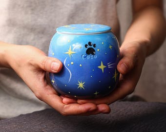 Urne personnalisée en céramique de nuit étoilée pour animaux de compagnie, urne en poterie commémorative pour chien faite à la main, cadeau de perte d'animal de compagnie peint à la main, souvenir étoile bleue unique unique de l'an 2000