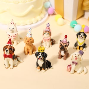 Könnte beinhalten: Eine Sammlung von acht Miniatur-Tierfiguren, darunter Hunde und eine Katze, die jeweils einen bunten Partyhut tragen. Die Figuren zeigen verschiedene Rassen und Farben, einige mit Accessoires wie Schleifen oder kleinen Geschenkboxen für eine Feier.