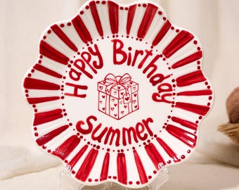 Assiette d'anniversaire festonnée rétro personnalisée en céramique peinte à la main plat rayé rouge blanc avec nom personnalisé boîte-cadeau plateau de gâteau de fête art souvenir