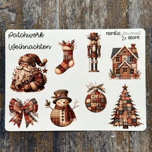 Könnte beinhalten: Ein Bogen mit weihnachtlichen Aufklebern mit Patchwork-Designs. Enthält den Weihnachtsmann, einen Strumpf, einen Nussknacker, ein Haus, eine Schleife, einen Schneemann, einen Ornament und einen Weihnachtsbaum. Der Text "Patchwork Weihnachten" und "nordic journal store" sind ebenfalls sichtbar.