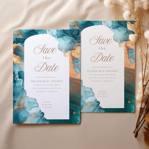 Elegantes invitaciones para guardar la fecha con tinta de alcohol en verde azulado y cobre, escritura en dorado tostado y diseño único