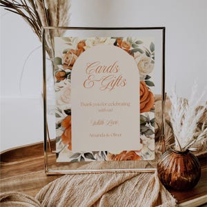 Plantilla de letrero para mesa de tarjetas y regalos en color marfil naranja quemado, editable, con motivos florales otoñales, Canva, descargable, archivo imprimible de papelería para bodas otoñales.