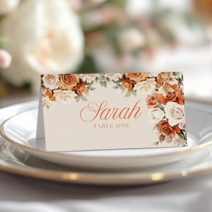 Tarjetas de lugar en color naranja quemado y marfil, plantillas plegadas, etiquetas de nombre para boda en otoño en terracota, asientos bohemios imprimibles, diseño editable en Canva