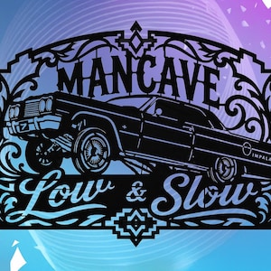 Op de afbeelding: Zwart metalen bord met een silhouet van een klassieke auto, de woorden "MANCAVE" en "Low & Slow". Het ontwerp bevat decoratieve krullen op een blauw-paarse gradiënt achtergrond.