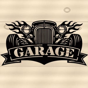 Puede incluir: Letrero de garaje de metal negro con un diseño de coche hot rod clásico con llamas y la palabra "GARAGE" en una pancarta. El letrero está sobre un fondo claro de vetas de madera.