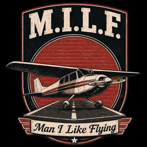 Puede incluir: Gráfico de estilo vintage que presenta un avión pequeño en una pista, sobre un escudo rojo y negro. El texto "M.I.L.F." está en la parte superior, con "Man I Like Flying" debajo. El diseño tiene un aspecto envejecido.