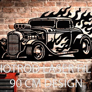 Pode incluir: Design de arquivo a laser de hot rod em metal preto. O carro é retratado com chamas e tem o texto "HOTROD LASER FILE 90 CM DESIGN". O carro é montado em uma parede de tijolos. O design tem 90 cm.