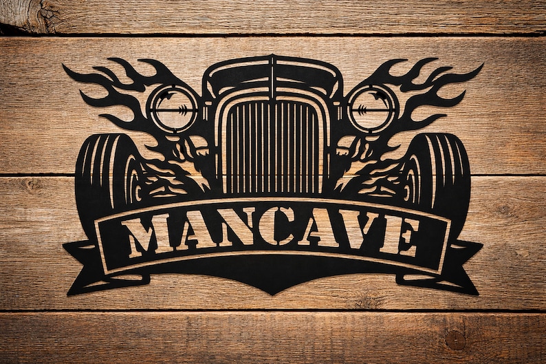 K&ouml;nnte beinhalten: Schwarze Metall-Wandkunst mit einem klassischen Hot Rod-Design mit Flammen und dem Wort "MANCAVE" in einem Banner. Das Kunstwerk ist auf einem Holzgrund befestigt und erzeugt eine rustikale &Auml;sthetik. Ideal f&uuml;r eine Garage oder einen "Man Cave".