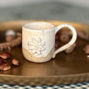 Handgjord espressokopp i beige stengods: Edelweiss-mugg i keramik