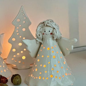Portavelas de cerámica con forma de ángel: Luminaria de cerámica hecha a mano