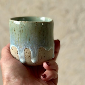 Handgjord blå keramisk espressokopp: Droppande glaserad stengodsmugg