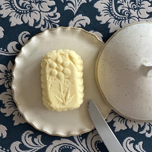 Round Ceramic Butter Dish, White Stoneware Butter Dish, Cheese Bell Dish, Handmade Pottery Butter Dish, Covered Butter Keeper, Butter Tray