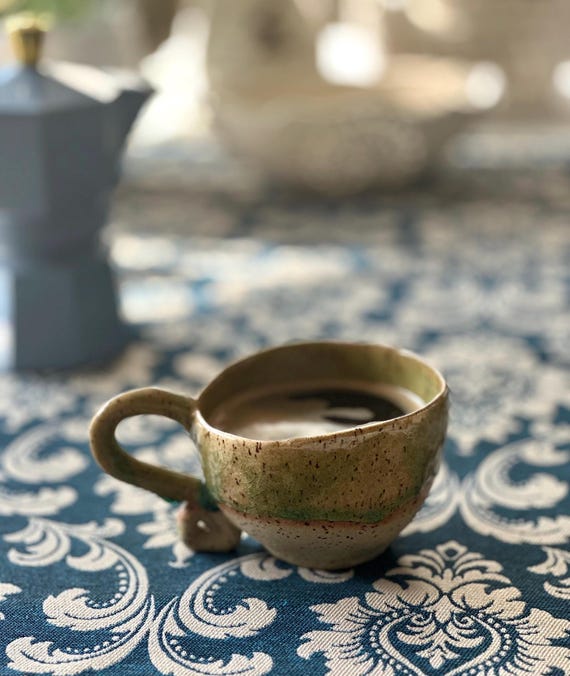 Grüner Steingut-Kaffeebecher: Rustikale Keramik-Teetasse mit Herz