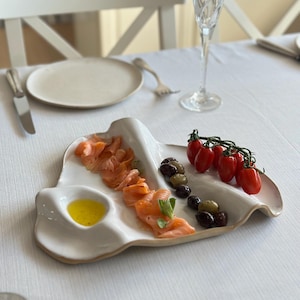 Handgemaakte keramische serveerschaal • Biologische handgevormde serveerschaal • Aardewerken snackbord • Charcuterie- en snackplateau