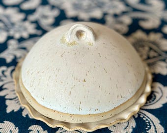 Handgetöpferte Keramik Butterdose: Beige Steinzeug Käseglocke