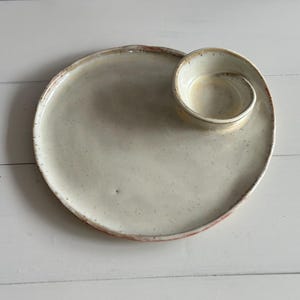 Handgefertigter spiralförmiger Vorspeisenteller in Grün, Weiß und Blau mit Glasur. Servierplatte aus organischer Keramik für Dips und Tapas. Einzigartige Servierschale mit spiralförmigem Design.