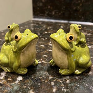 Hand painted frog salt and pepper shakers, made by Otagiri in 1980, Japan
