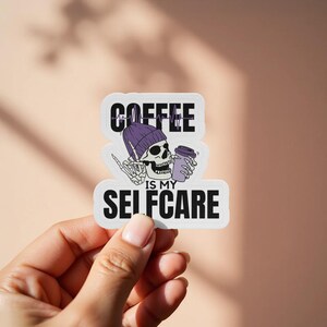 Coffee Is My Self Care Aufkleber - Lustiger Skelett-Kaffee-Aufkleber, Goth-Kaffeeliebhaber-Vinyl-Aufkleber, gruselige Kaffeeästhetik, Selbstpflege-Geschenk