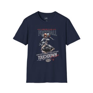 Maglietta Softstyle "Football Touchdown": abbigliamento per il giorno della partita, prodotto negli Stati Uniti immagine 4