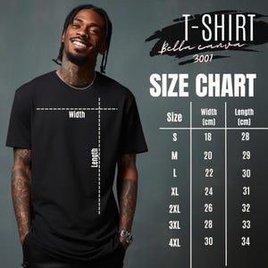 Pu&ograve; includere: Una maglietta nera con una tabella delle taglie, che mostra le misure in centimetri. La tabella include le taglie dalla S alla 4XL, con le corrispondenti dimensioni di larghezza e lunghezza. La maglietta &egrave; di Bella + Canvas, stile 3001.