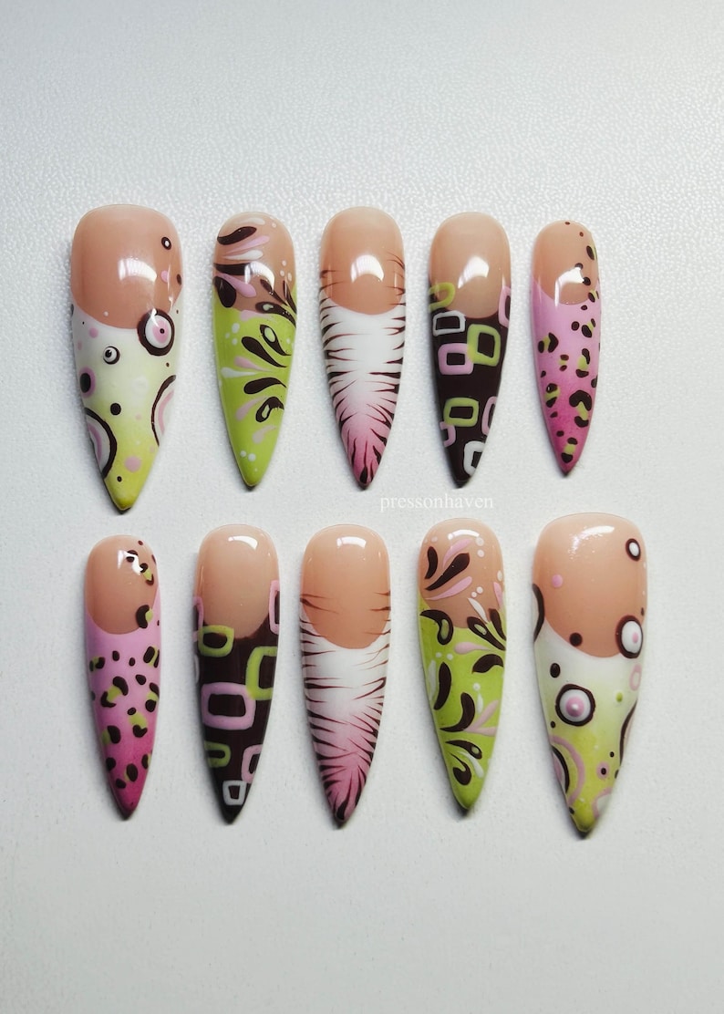 Puede incluir: Un conjunto de diez u&ntilde;as postizas con varios dise&ntilde;os. Cada u&ntilde;a presenta una base de color nude con diferentes patrones, incluyendo estampado de leopardo rosa, formas geom&eacute;tricas verdes y marrones y dise&ntilde;os florales abstractos. Las u&ntilde;as son almendradas.