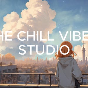 Puede incluir: Una mujer con el pelo largo y naranja se encuentra en una azotea con vistas al horizonte de una ciudad. El cielo es de un azul suave con nubes blancas y esponjosas. El texto "THE CHILL VIBES STUDIO" aparece en letras blancas sobre el cielo.