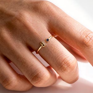 Anillo con inicial y piedra natal personalizada, anillo con letra en oro de 14 quilates, anillo con nombre personalizado, joyería con gema personalizada, delicado regalo de aniversario *RI79