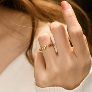 Anillo inicial de piedra de nacimiento con piedra de nacimiento, anillo con letra pequeña inicial, anillo con piedra de nacimiento, anillo de piedra de nacimiento personalizado*Regalo de anillo delicado*