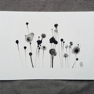 Original kleines Kunstwerk aus der Serie ‘Blooms’ von Atelier Kuro | kleines Aquarell | abstraktes Mini Bild | minimalistischen schwarzen Blumenfeld