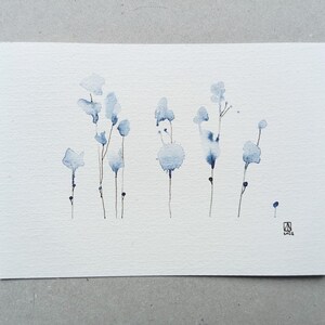 Original kleines Kunstwerk aus der Serie ‘Blooms’ von Atelier Kuro | kleines Aquarellbild | abstraktes Mini Bild | Blumenfeld indigo