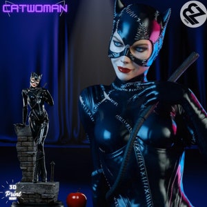 Puede incluir: Un modelo 3D impreso en negro y azul de Catwoman de la franquicia de Batman. El modelo está posado con un látigo en la mano y una expresión traviesa en la cara. El modelo está listo para ser impreso y ensamblado.