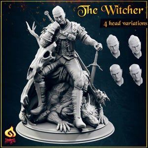 Peut inclure: Une figurine en gris imprimée en 3D du Sorceleur, un personnage de fantasy, debout sur un loup. Le Sorceleur tient une épée et a une expression sévère. La figurine est livrée avec quatre variantes de tête différentes. Le Sorceleur, 4 variantes de tête.