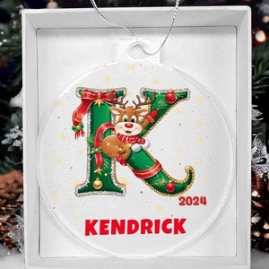 Benutzerdefinierte Acryl Rentier Alphabet Weihnachtsbaumschmuck - Personalisiertes Namens- und Jahresandenken-Geschenk für Kinder, Eltern oder Großeltern