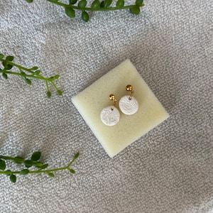 Eleganti orecchini in argilla polimerica bianca, orecchini pendenti floreali, fatti a mano, orecchini leggeri, regalo per lei