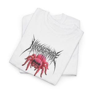 Maglietta unisex in cotone pesante con estetica gotica: perfetta per gli amanti della moda alternativa, dell&#39;abbigliamento casual, dei concerti, di Halloween o per regali unici.
