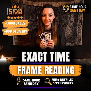 Könnte beinhalten: Eine Person hält Tarotkarten mit Texteinblendungen wie 5 STAR RATING, 3000 SALES, PDF DELIVERY, SAME HOUR SAME DAY, EXACT TIME FRAME READING und VERY DETAILED DEEP INSIGHTS. Die Person trägt ein schwarzes Oberteil vor einem dunklen Hintergrund.