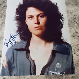 Aliens Sigourney Weaver   8 x10&quot; (20x25 cm) Autographed  Signed Photo
