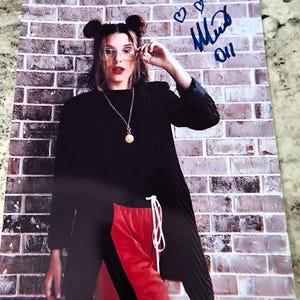 ミリー・ボビー・ブラウン直筆サイン入り超大型写真… Millie bobby brown - Etsy 日本