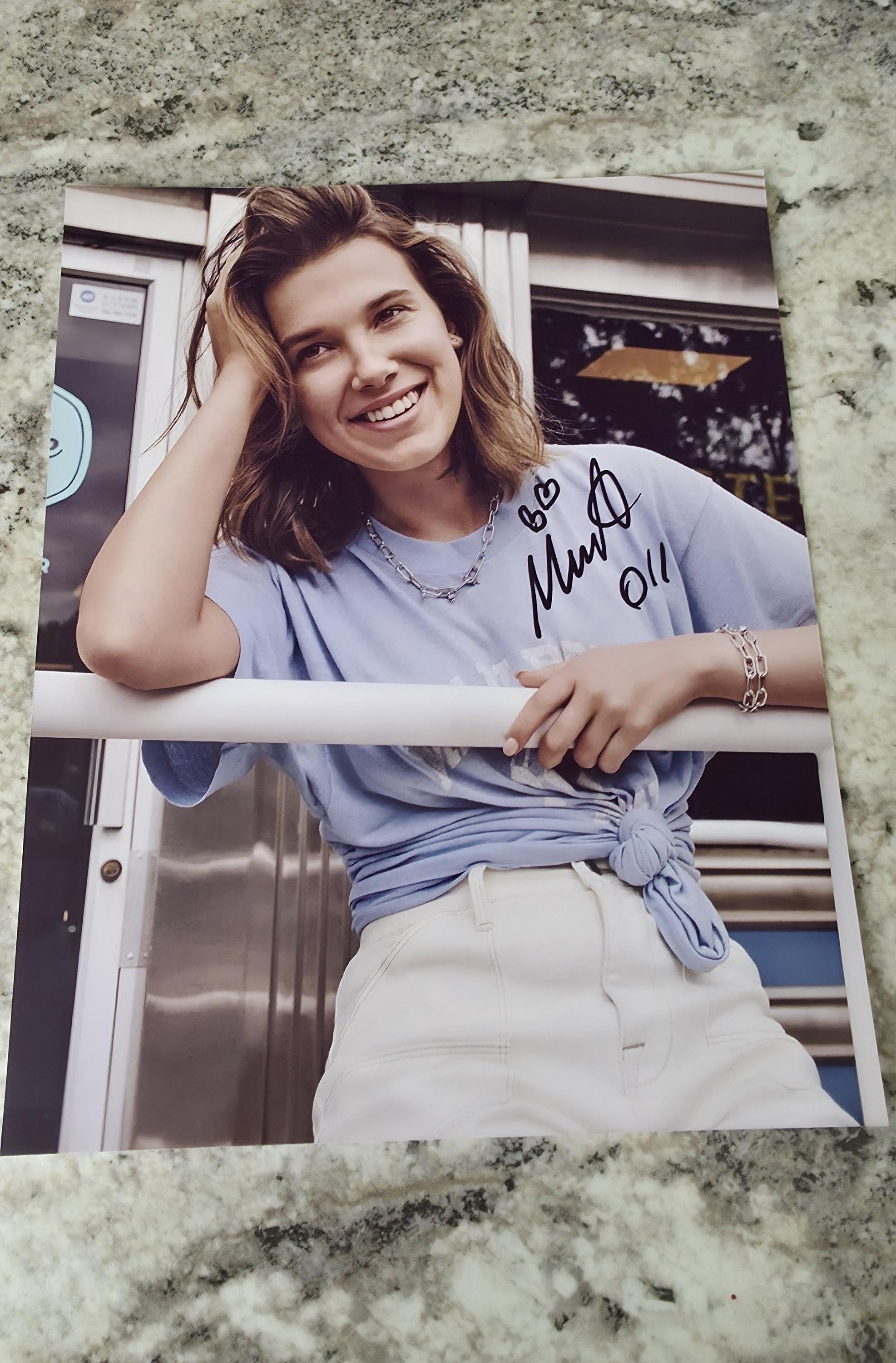 2021 MILLIE BOBBY BROWN直筆サイン ストレンジャーシングス MILLIE BOBBY BROWN Signed STRANGER THINGS 8x10 Autograph OPX
