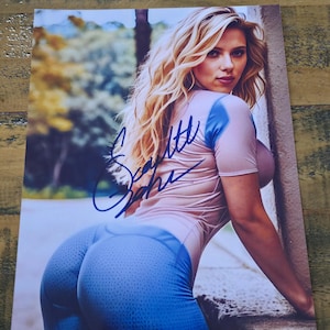 Scarlett Johansson   8 x10&quot; (20x25 cm) Autographed  Signed Photo